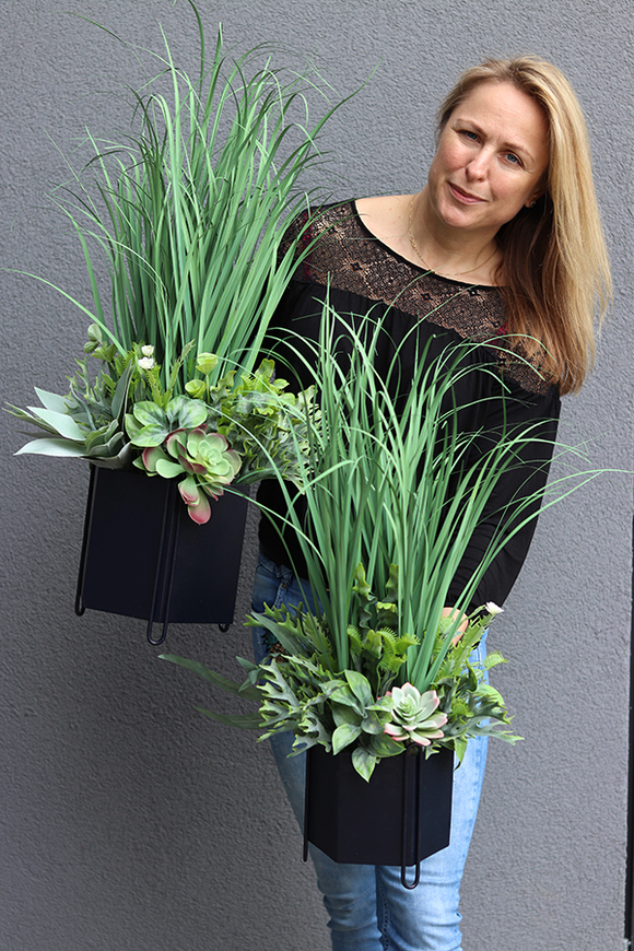 Saloniki, sztuczna trawa z sukulentami w czarnej donicy,wys.80cm