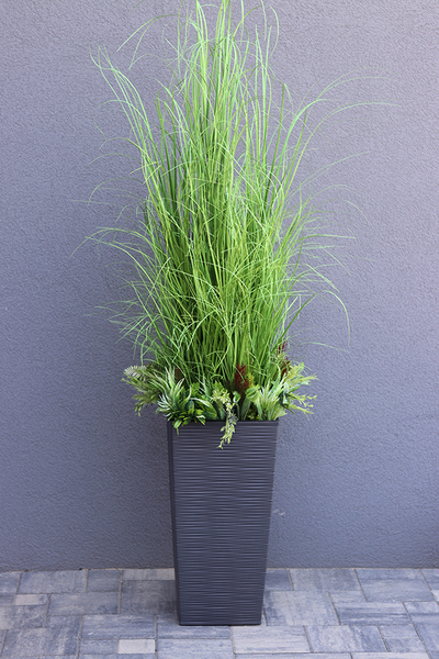 Anna Modern Grey, kompozycja z traw w dłutowanej donicy, wys.160cm 
