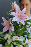 Liliowa, dekoracja nagrobna z liliami, wym.65x76cm 