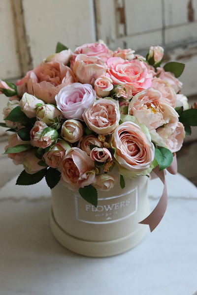 beżowy welurowy flowerbox z różami, Velvetia, wys. 29cm 