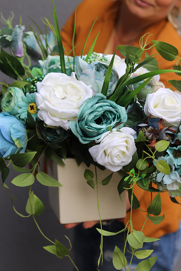 asymetryczna kompozycja kwiatowa, Blue Refilia, wym.40x80cm