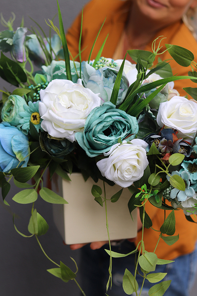 asymetryczna kompozycja kwiatowa, Blue Refilia, wym.40x80cm