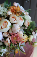 Brzoskwiniowa Veroni, kompozycja kwiatowa w naczyniu, wys.25cm