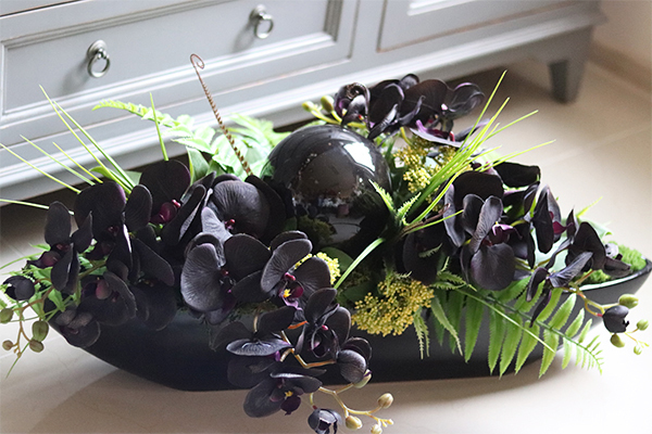 kompozycja kwiatowa Dekoria Black w podłużnym naczyniu dł.76cm