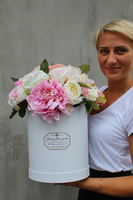 kompozycja kwiatowa / bukiet Flowerbox Maria Antonina White, wys.43cm