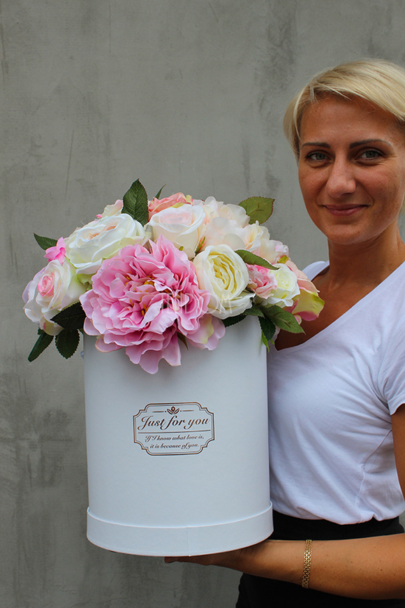 kompozycja kwiatowa / bukiet Flowerbox Maria Antonina White, wys.43cm