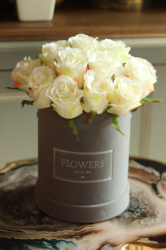 flowerbox welurowy z różami, Mercedes Velvet Creme, wys.26cm