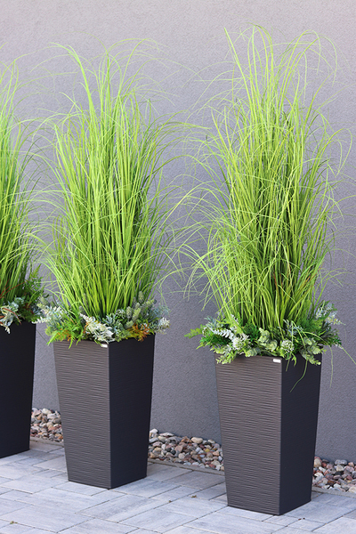 Anna Modern Grey, kompozycja z traw w dłutowanej donicy, wys.160cm 