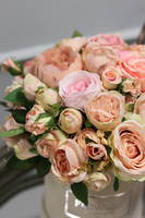 beżowy welurowy flowerbox z różami, Velvetia, wys. 29cm 