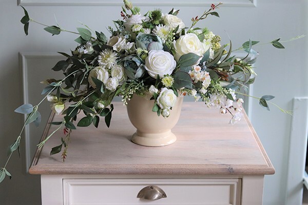 Elisa Blue&White, kompozycja kwiatowa w kremowym naczyniu, wys.40cm