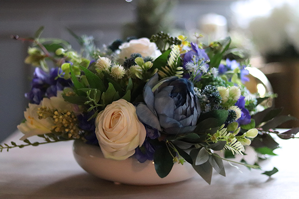 Bluena Jamona, kompozycja kwiatowa w białej misce, wys.26cm 