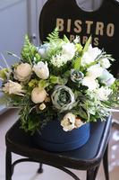 Cloe, biało-niebieska kompozycja w granatowym pudełku, wys.45cm