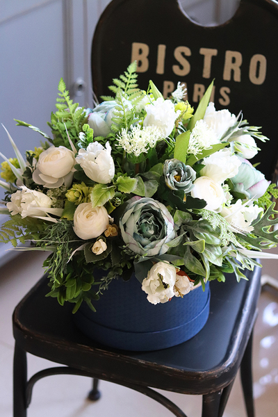 Cloe, biało-niebieska kompozycja w granatowym pudełku, wys.45cm