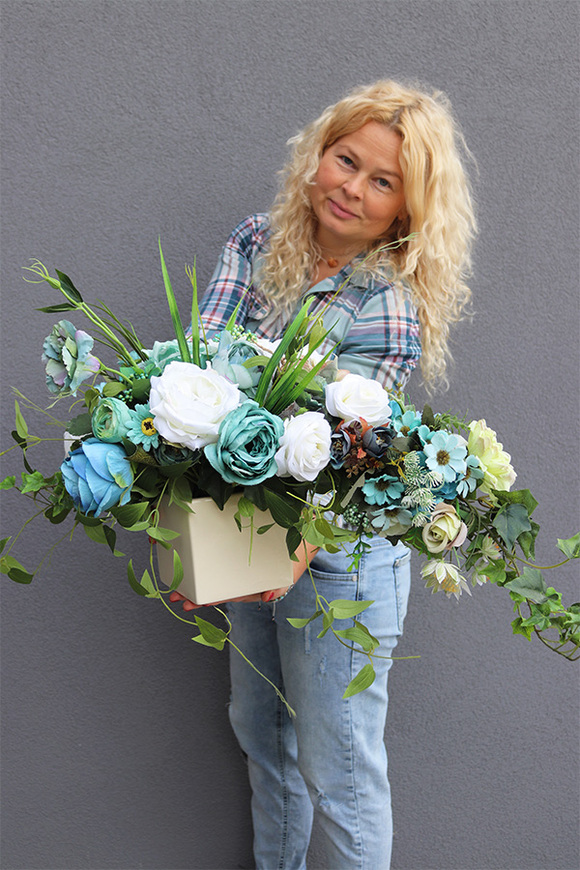 asymetryczna kompozycja kwiatowa, Blue Refilia, wym.40x80cm