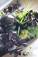 kompozycja kwiatowa Dekoria Black w podłużnym naczyniu dł.76cm