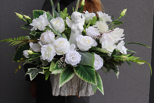 Biały Anioł, dekoracja nagrobna z figurką ceramiczną, wym. 42x61cm