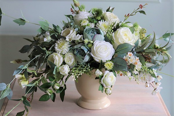 Elisa Blue&White, kompozycja kwiatowa w kremowym naczyniu, wys.40cm