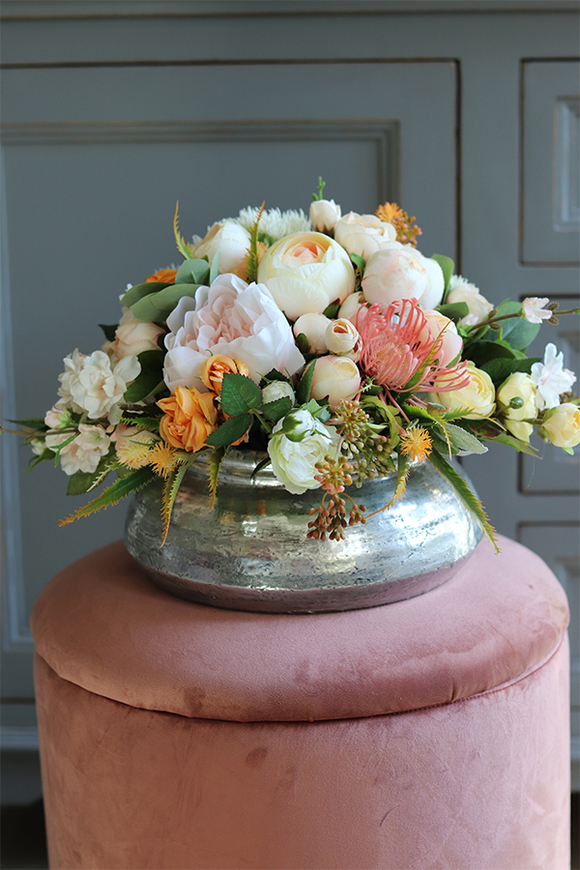 Brzoskwiniowa Veroni, kompozycja kwiatowa w naczyniu, wys.25cm