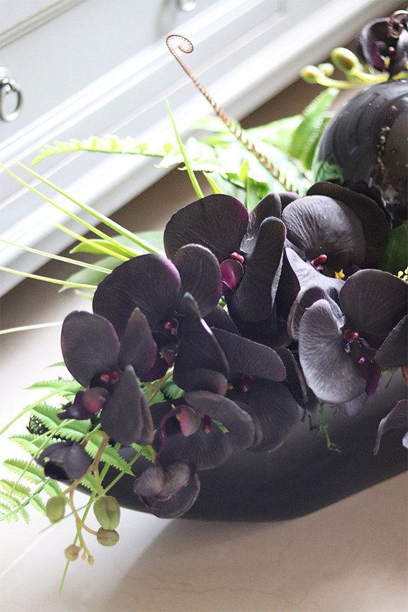 kompozycja kwiatowa Dekoria Black w podłużnym naczyniu dł.76cm