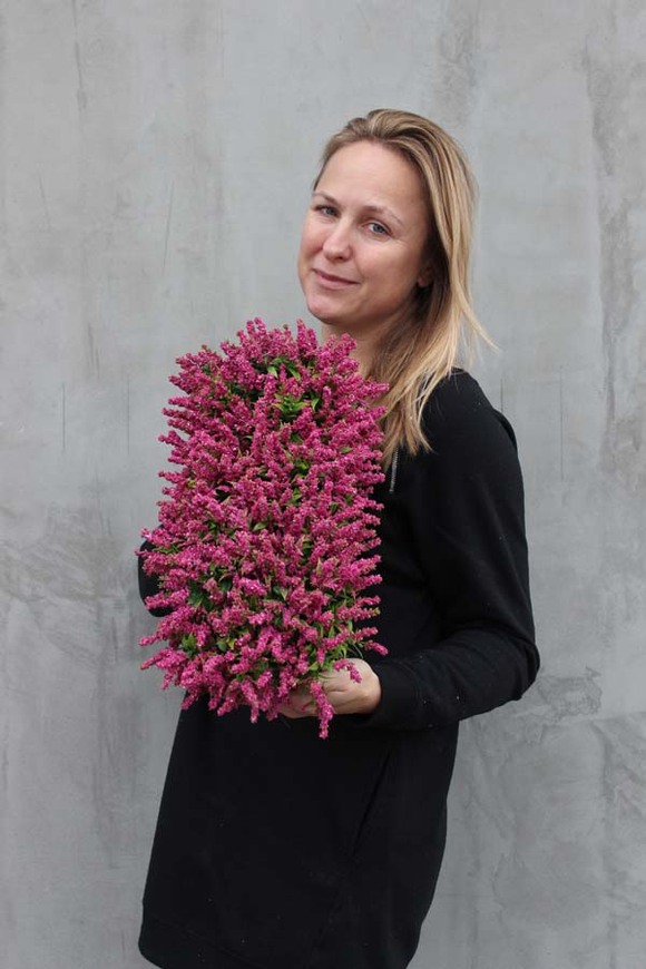 Wrzosy, kompozycja kwiatowa w czarnej donicy, wys.44x17cm