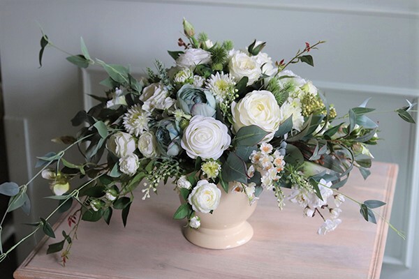 Elisa Blue&White, kompozycja kwiatowa w kremowym naczyniu, wys.40cm