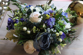 Bluena Jamona, kompozycja kwiatowa w białej misce, wys.26cm 