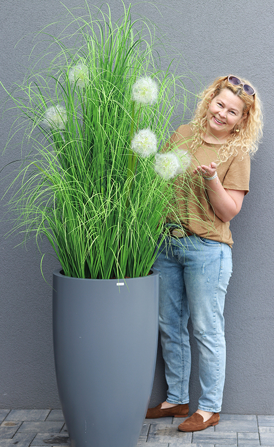 Dandelion Fiberglass Grey, trawa w szarej donicy z dmuchawcami, wys.190cm