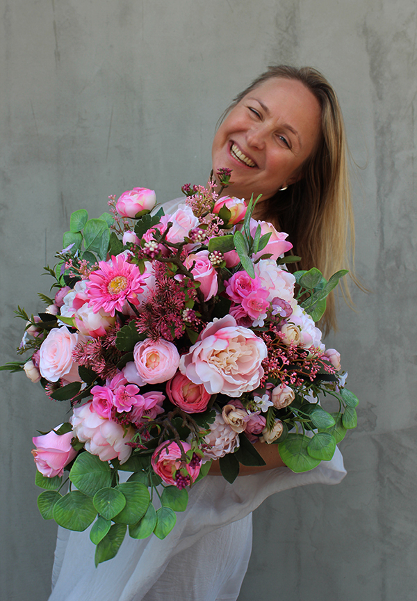 bardzo atrakcyjna kompozycja kwiatowa / bukiet Malaga, wys.38cm