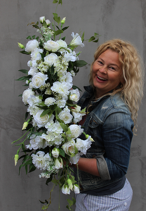 biała kompozycja kwiatowa Morsztynowo dł.115cm