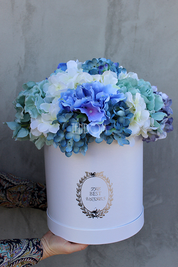 kompozycja kwiatowa / bukiet Flowerbox, Hortense Blue wys.37cm
