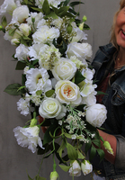 biała kompozycja kwiatowa Morsztynowo dł.115cm