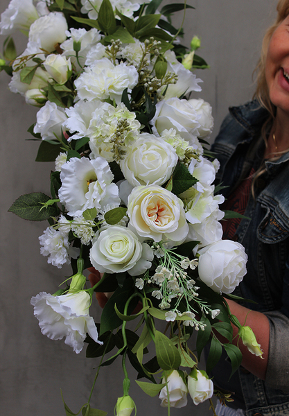 biała kompozycja kwiatowa Morsztynowo dł.115cm