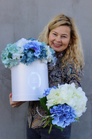 kompozycja kwiatowa / bukiet Flowerbox, Hortense Blue wys.37cm