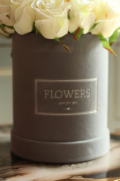 flowerbox welurowy z różami, Mercedes Velvet Creme, wys.26cm