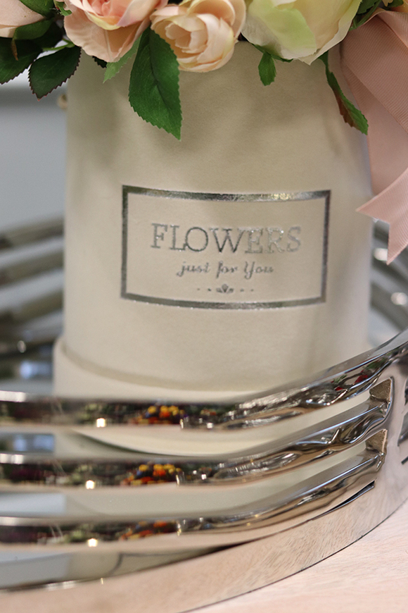 beżowy welurowy flowerbox z różami, Velvetia, wys. 29cm 