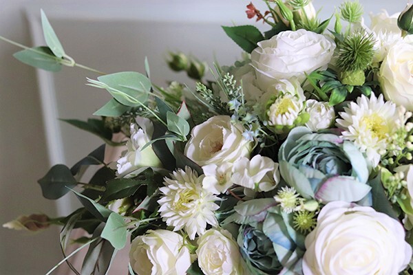 Elisa Blue&White, kompozycja kwiatowa w kremowym naczyniu, wys.40cm