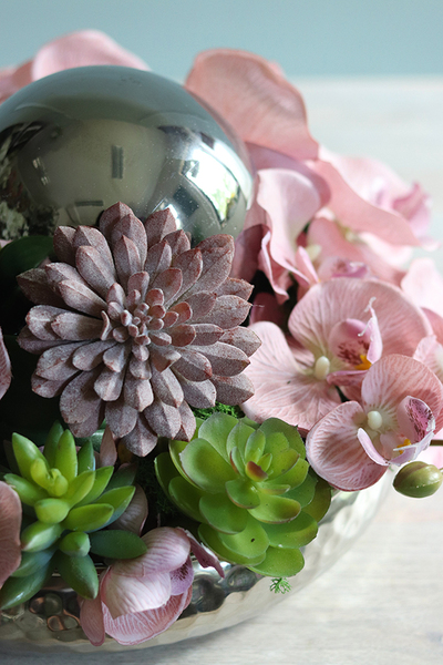 kompozycja kwiatowa z kulą i różowym storczykiem, Dekoria Pinklessa, wym.20x33cm