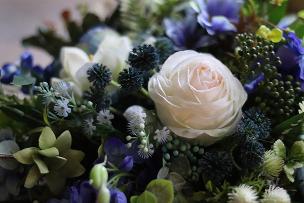 Bluena Jamona, kompozycja kwiatowa w białej misce, wys.26cm 