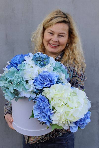 kompozycja kwiatowa / bukiet Flowerbox, Hortense Blue wys.37cm