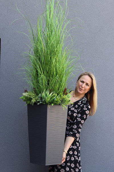 Anna Modern Grey, kompozycja z traw w dłutowanej donicy, wys.160cm 