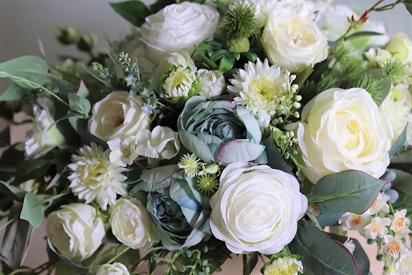 Elisa Blue&White, kompozycja kwiatowa w kremowym naczyniu, wys.40cm