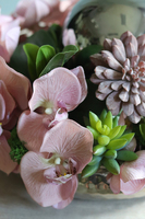 kompozycja kwiatowa z kulą i różowym storczykiem, Dekoria Pinklessa, wym.20x33cm