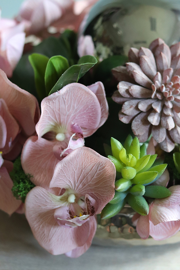 kompozycja kwiatowa z kulą i różowym storczykiem, Dekoria Pinklessa, wym.20x33cm