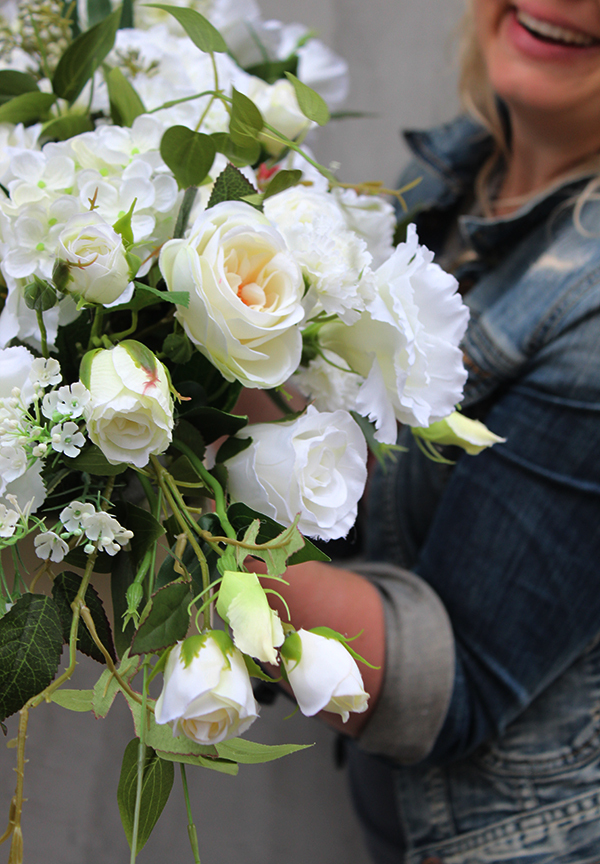 biała kompozycja kwiatowa Morsztynowo dł.115cm