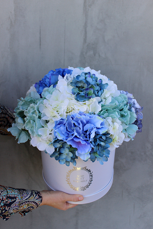 kompozycja kwiatowa / bukiet Flowerbox, Hortense Blue wys.37cm