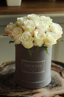 flowerbox welurowy z różami, Mercedes Velvet Creme, wys.26cm