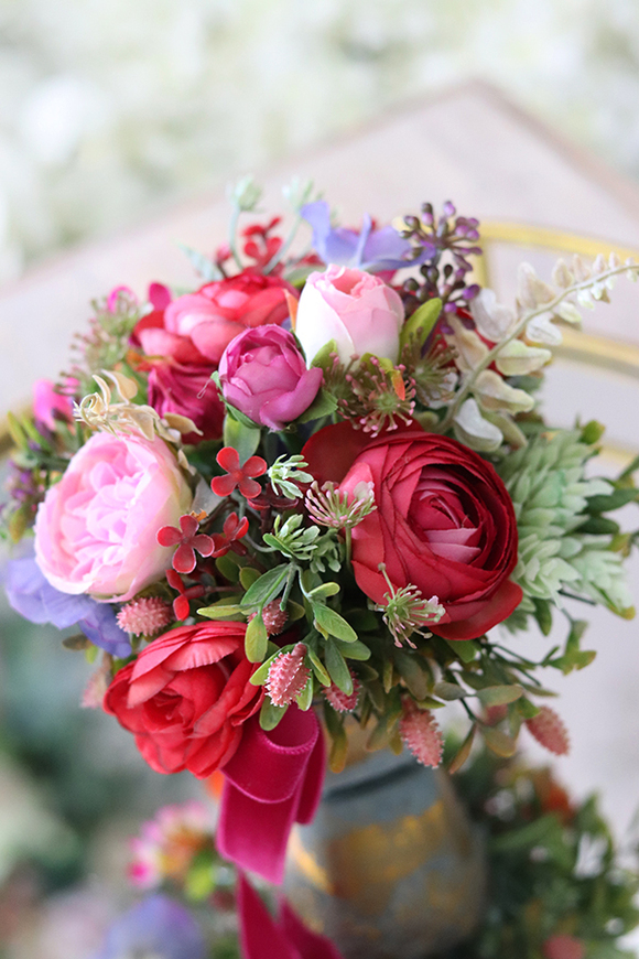 Cukierek, kompozycja kwiatowa w złotej doniczce, wym.21x22cm