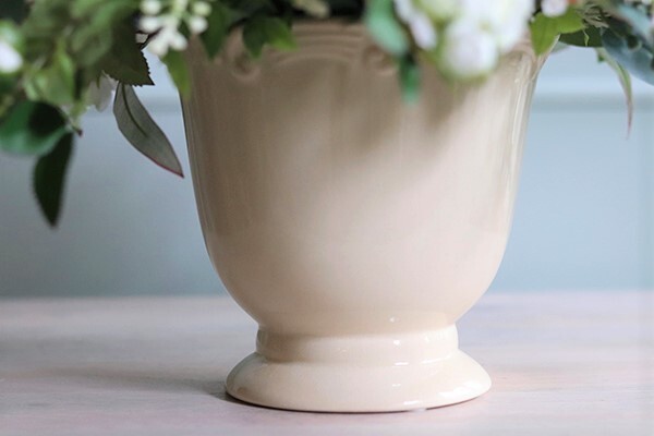 Elisa Blue&White, kompozycja kwiatowa w kremowym naczyniu, wys.40cm