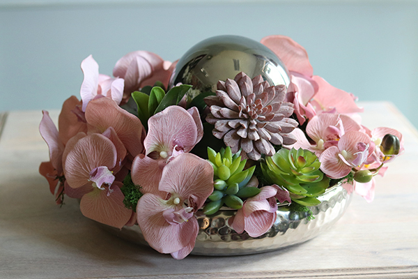 kompozycja kwiatowa z kulą i różowym storczykiem, Dekoria Pinklessa, wym.20x33cm