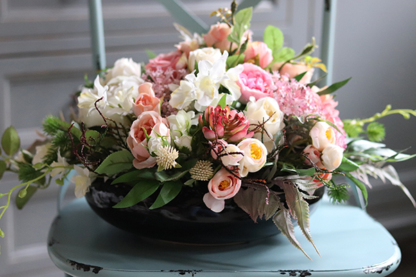 kompozycja kwiatowa w czarnej misie, Renessa, wys.28cm